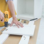 Problemy ze sprzętem AGD – jak działać, gdy lodówka nie chłodzi, a pralka cieknie?